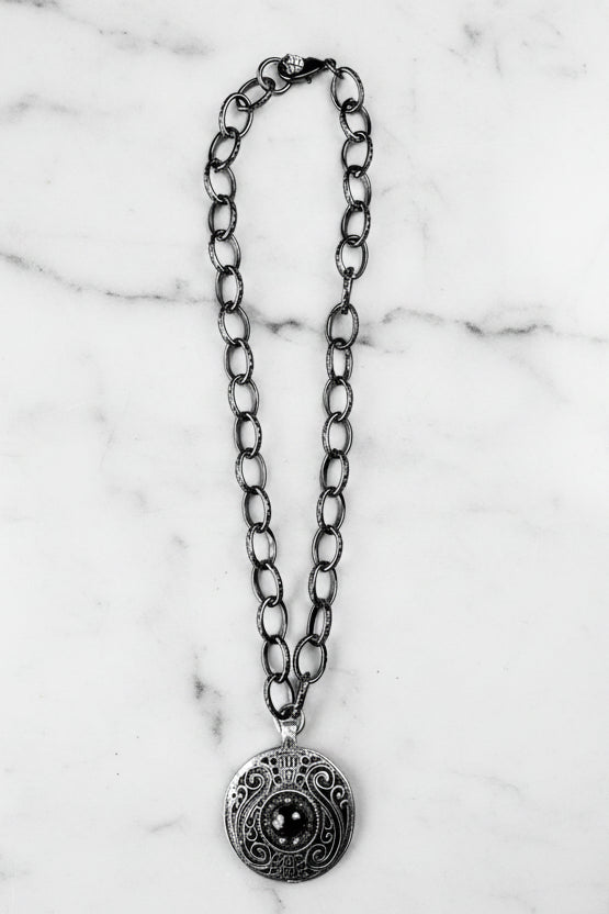 Bold Chain W/Ornate Pendant - N134SI