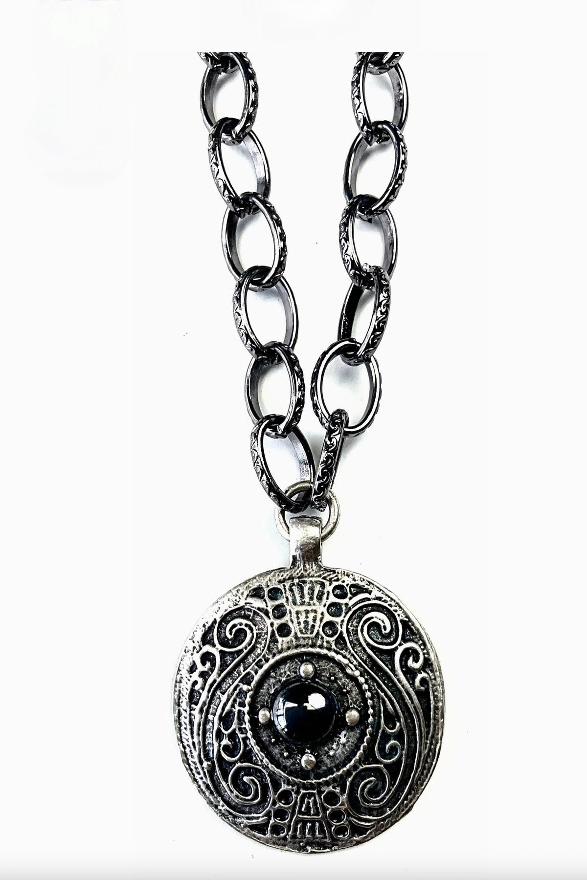 Bold Chain W/Ornate Pendant - N134SI