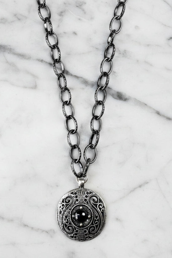 Bold Chain W/Ornate Pendant - N134SI