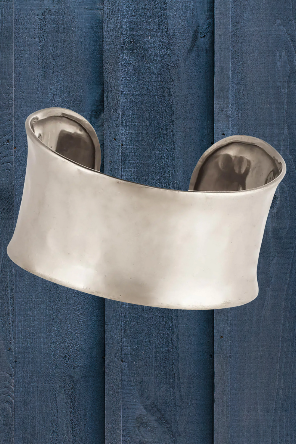 Silver Hammered Rounded Cuff Bracelet - B017SI