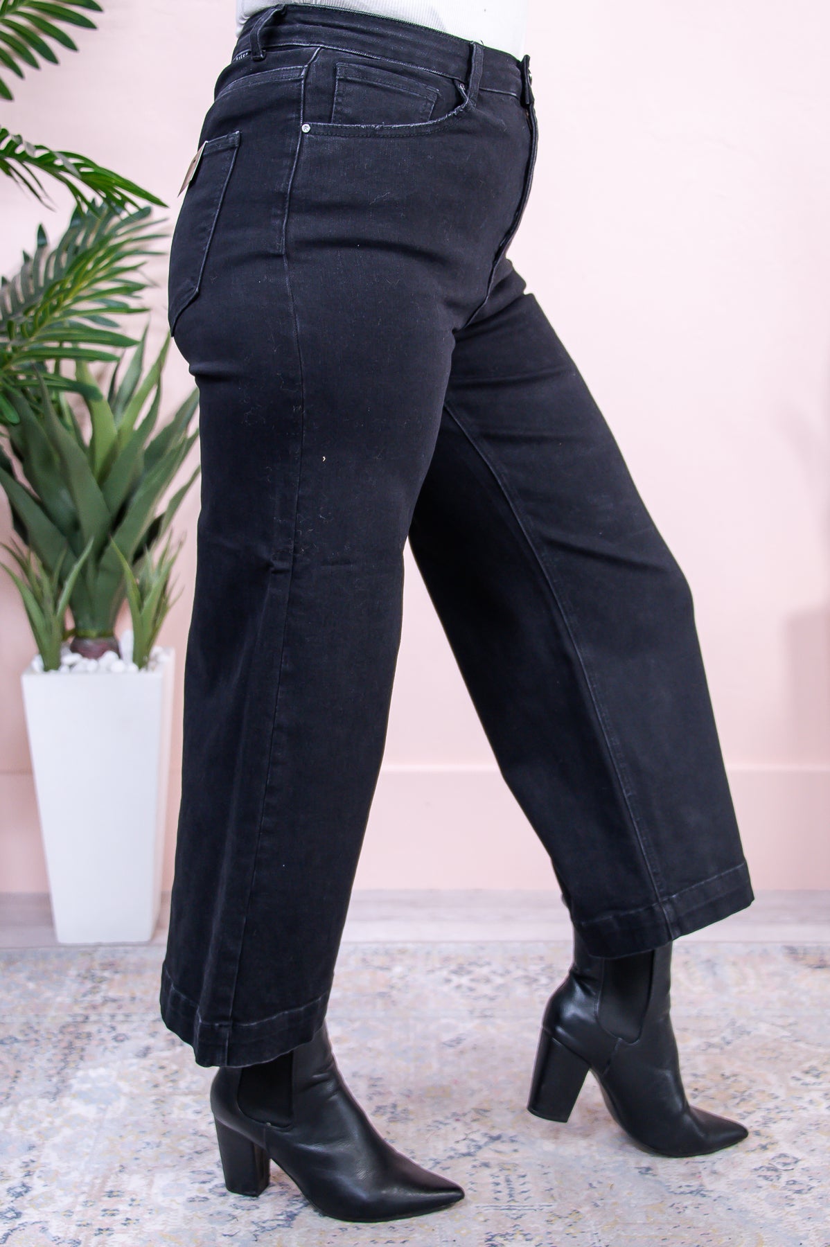 Lola Black Solid Cropped Jeans - K1087BK