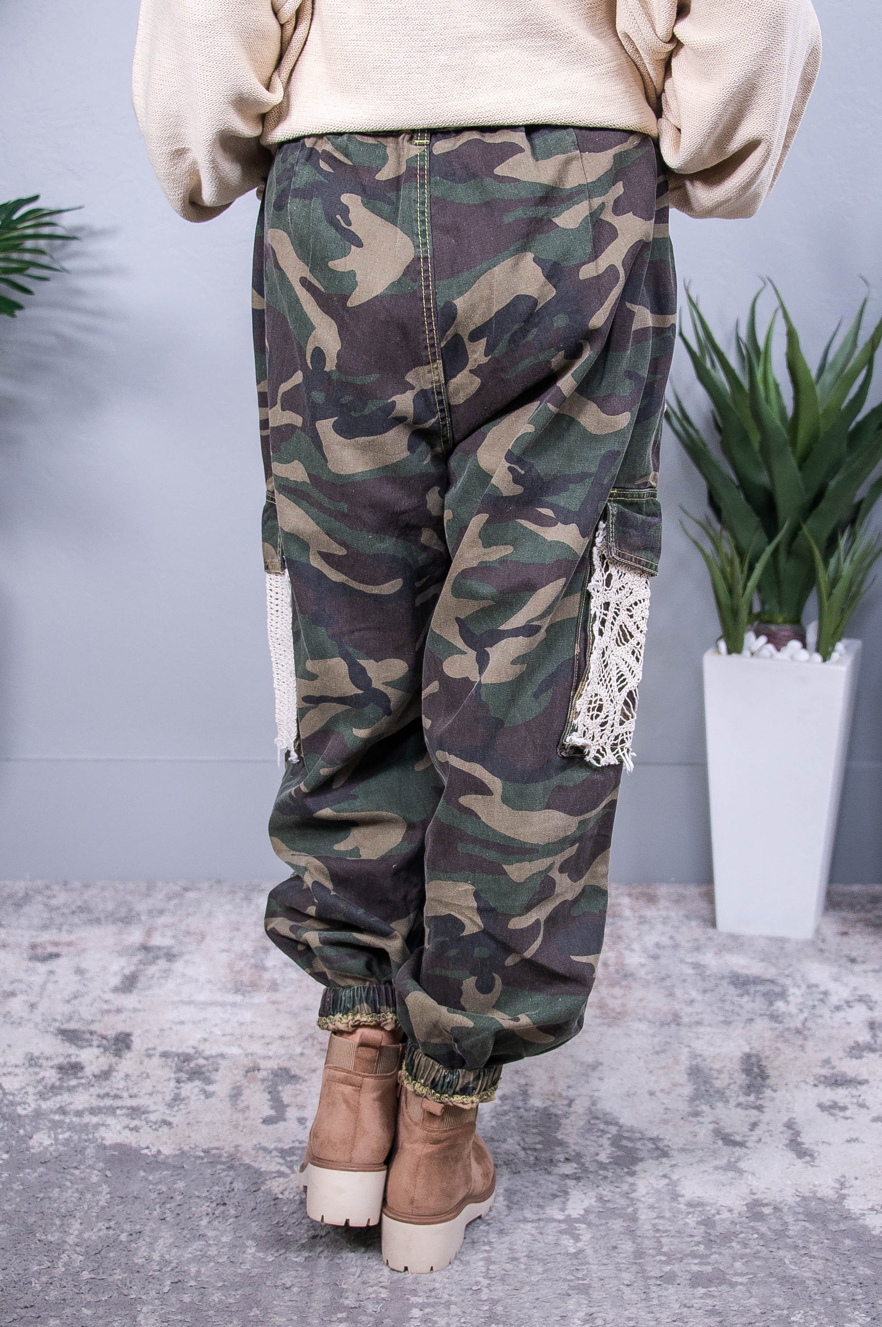 Camouflage distressed jeans 2025