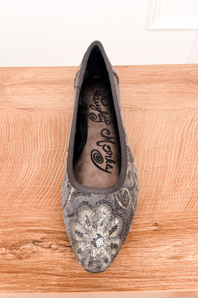 Yuna Flats in Grey