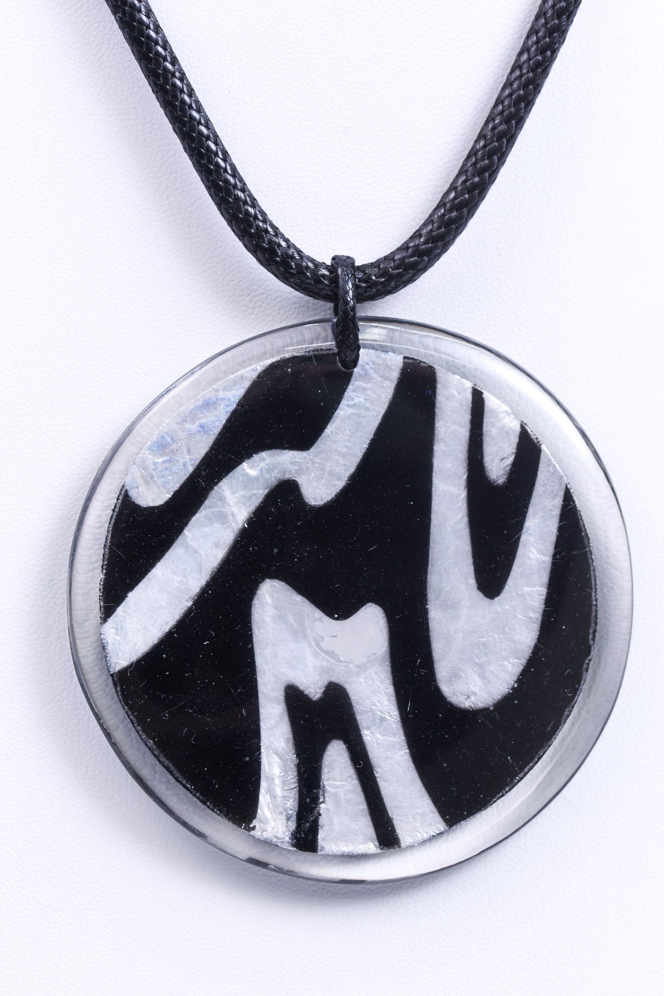 Black/White Pattern Resin Disk Necklace - NEK3754BK